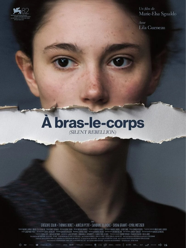 Affiche du film À bras le corps, portrait d'une femme habillée en noir, l'affiche se déchire au niveau de sa bouche pour laisser apparaitre le titre du film.