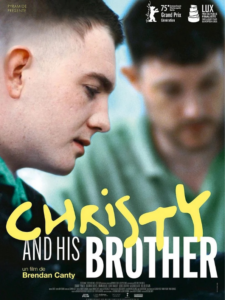 Affiche du film Christy and his brother, un homme de profil à gauche et en arrière plan flou un autre homme.
