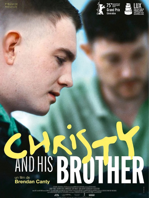 Affiche du film Christy and his brother, un homme de profil à gauche et en arrière plan flou un autre homme.