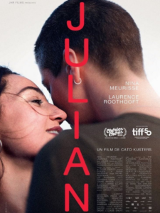 Affiche du film Julian, une personne de dos, cheveux courts, et une personne proche de son visage, souriante, le titre du film est au milieu de l'affiche en rouge et en vertical.