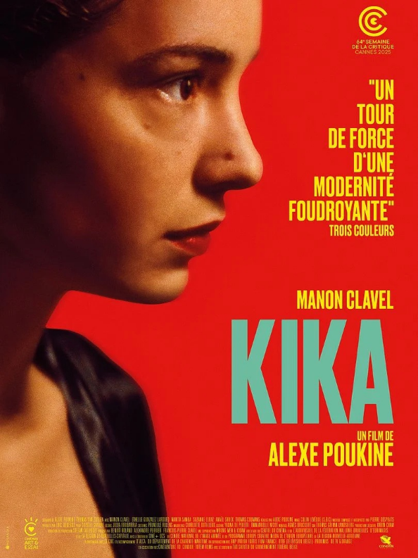 Affiche du film Kika, fond rouge, profil d'une femme au regard concentré.
