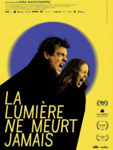 Affiche de La lumière ne meurt jamais. Sur un fond jaune, avec un halo de couleur mauve, un homme et une femme crient