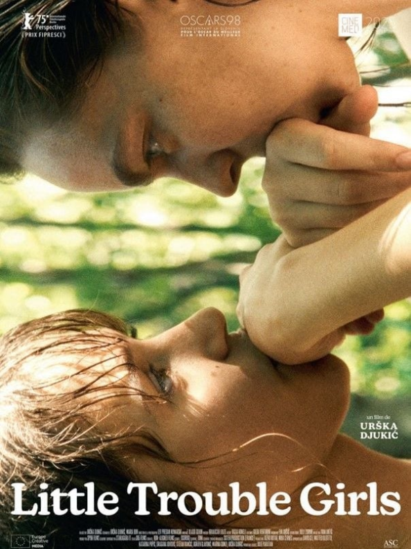 Deux jeunes femmes, en gros plan, se regardent intensément en se mordant la main