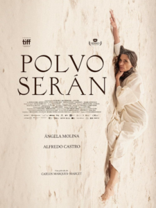 Affiche du film POLVO SERÁN, une femme habillée en blanc est allongée dans le sable blanc et l'image est à la verticale.
