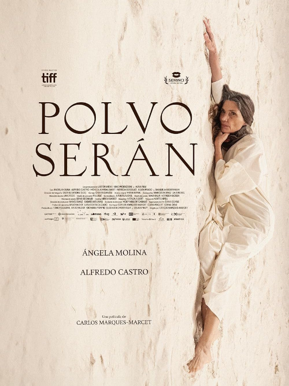 Affiche du film POLVO SERÁN, une femme habillée en blanc est allongée dans le sable blanc et l'image est à la verticale.
