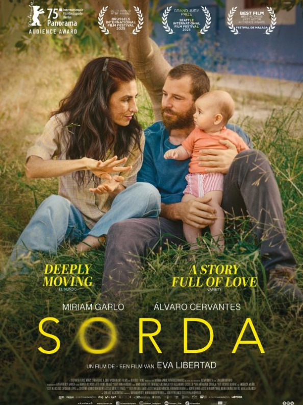 Affiche du film Sorda, une femme et un homme son assis dans l'herbe, un bébé se tient debout dans les bras de l'homme.