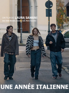 Trois jeunes personnes marchent dans la rue,