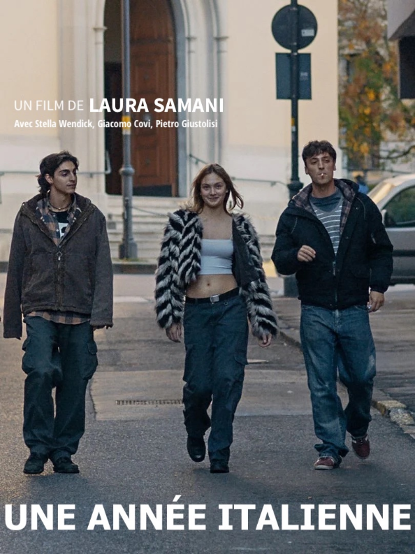 Trois jeunes personnes marchent dans la rue,